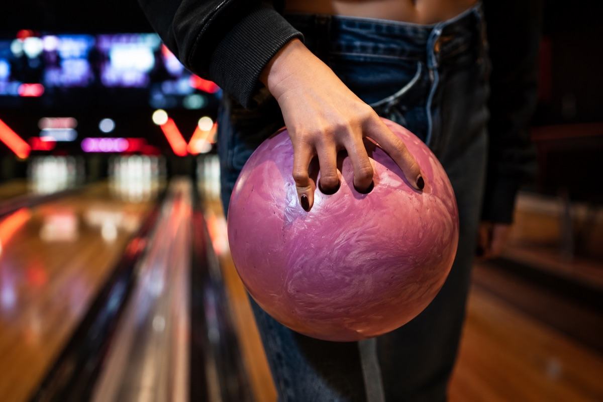 Boule de bowling tenue avant le lancer sur une piste du Complexe de Loisirs de Toulouse Montaudran