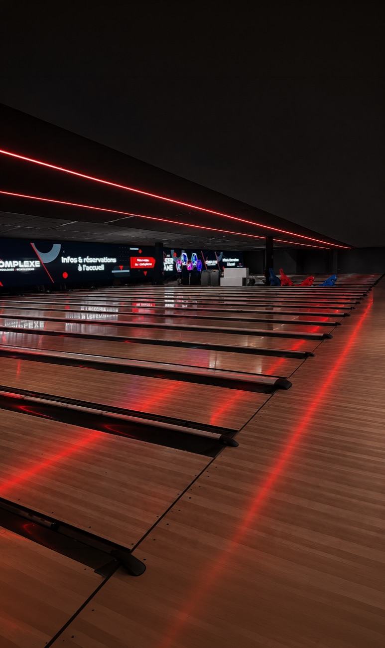 Pistes de bowling éclairées en néon rouge au Complexe de Loisirs de Toulouse Montaudran à Toulouse