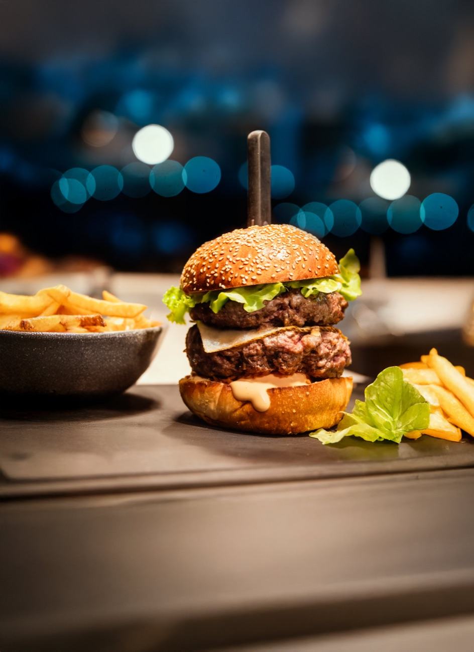 Burger gourmet et frites servis au restaurant Chez Molly au Complexe de Loisirs de Toulouse Montaudran