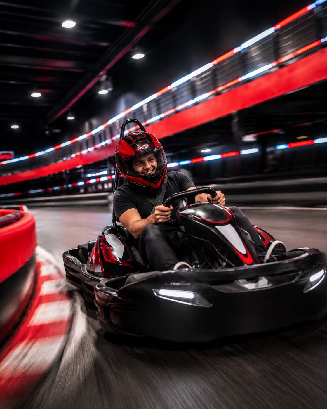 Pilote souriant au volant d'un kart électrique au Karting de Montaudran